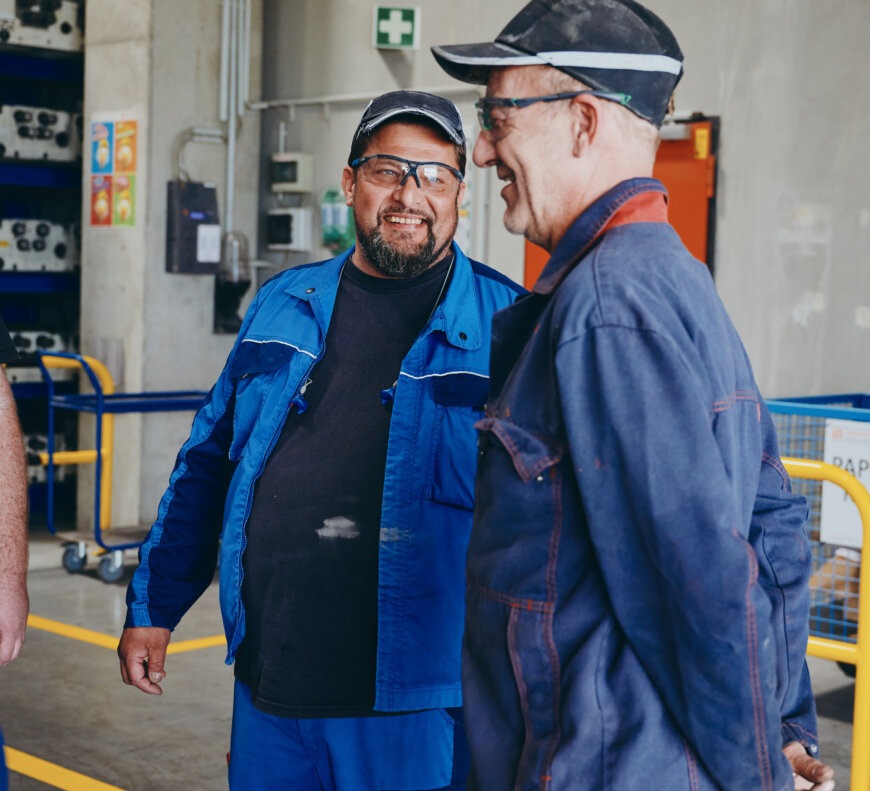 Moll Rail lachende Mitarbeiter im Gespräch Foto &copy;&nbsp;Lara Freiburger