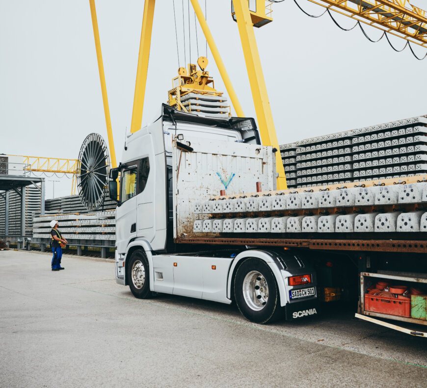 Moll Rail LKW mit Betonschwellen Foto © Lara Freiburger Moll Rail LKW mit Betonschwellen Foto © Lara Freiburger