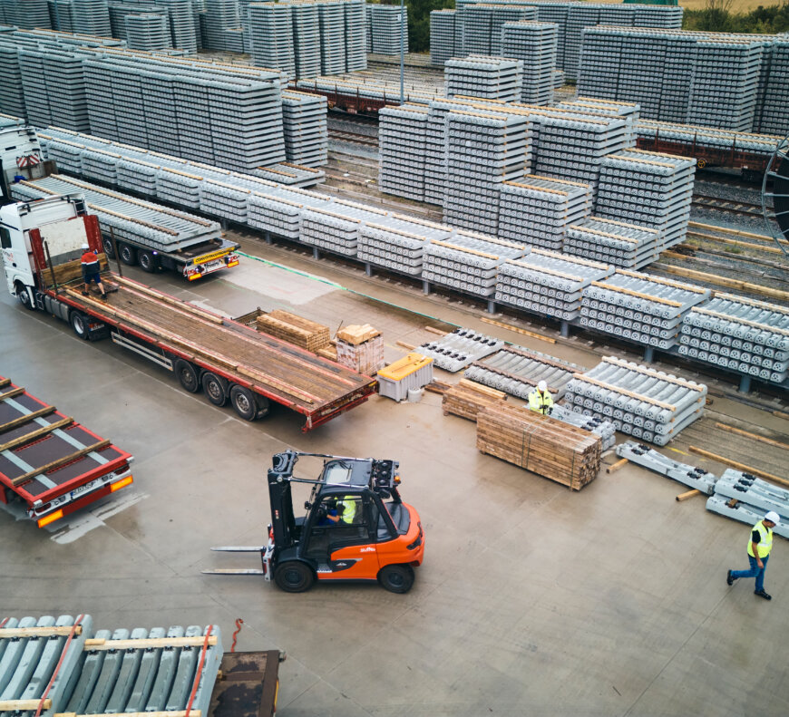Moll Rail Außenaufnahme Verlagerung Betonschwellen auf LWK &copy;&nbsp;Max Freiburger