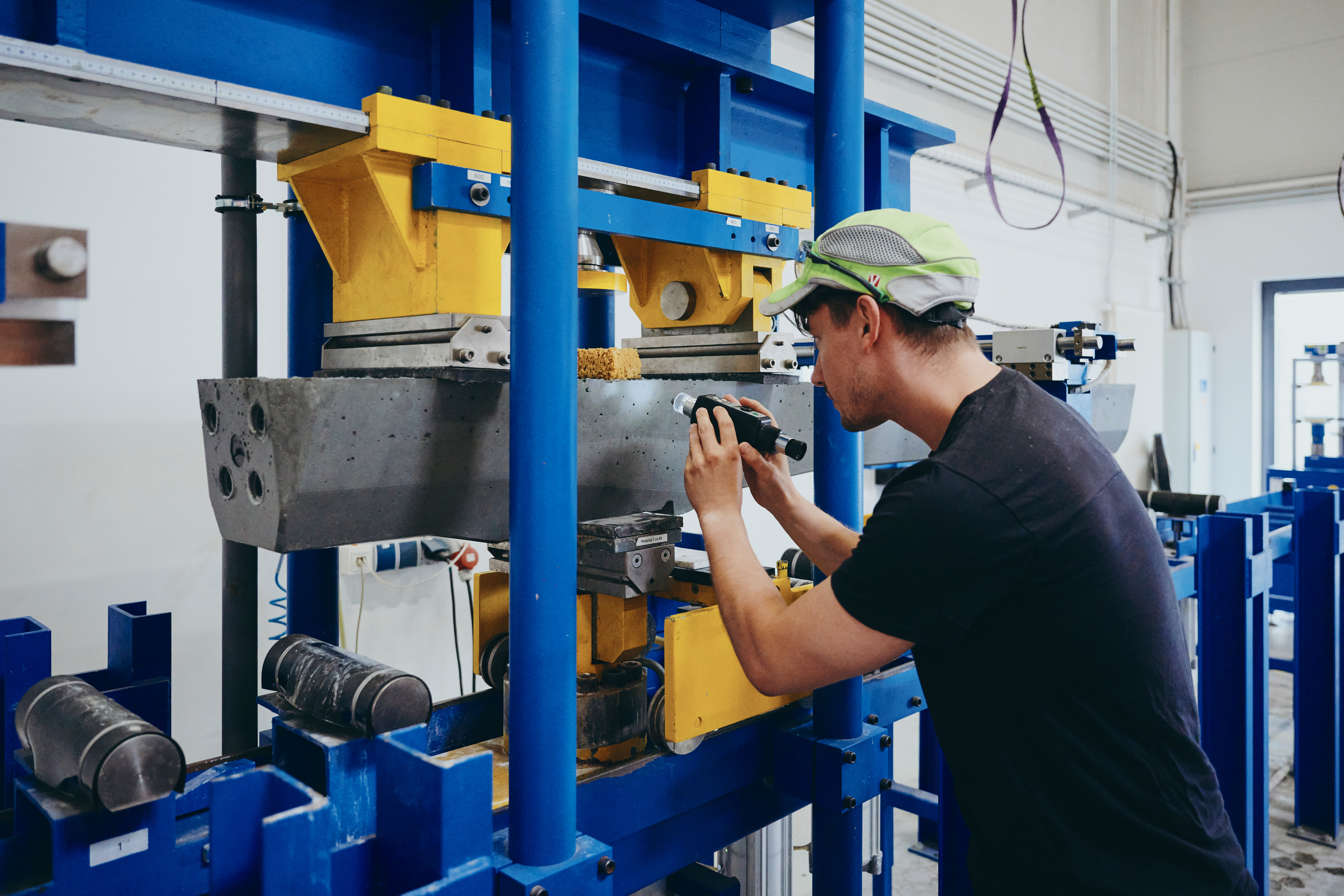 Moll Rail Mitarbeiter überprüft Betonschwelle &copy;&nbsp;Lara Freiburger